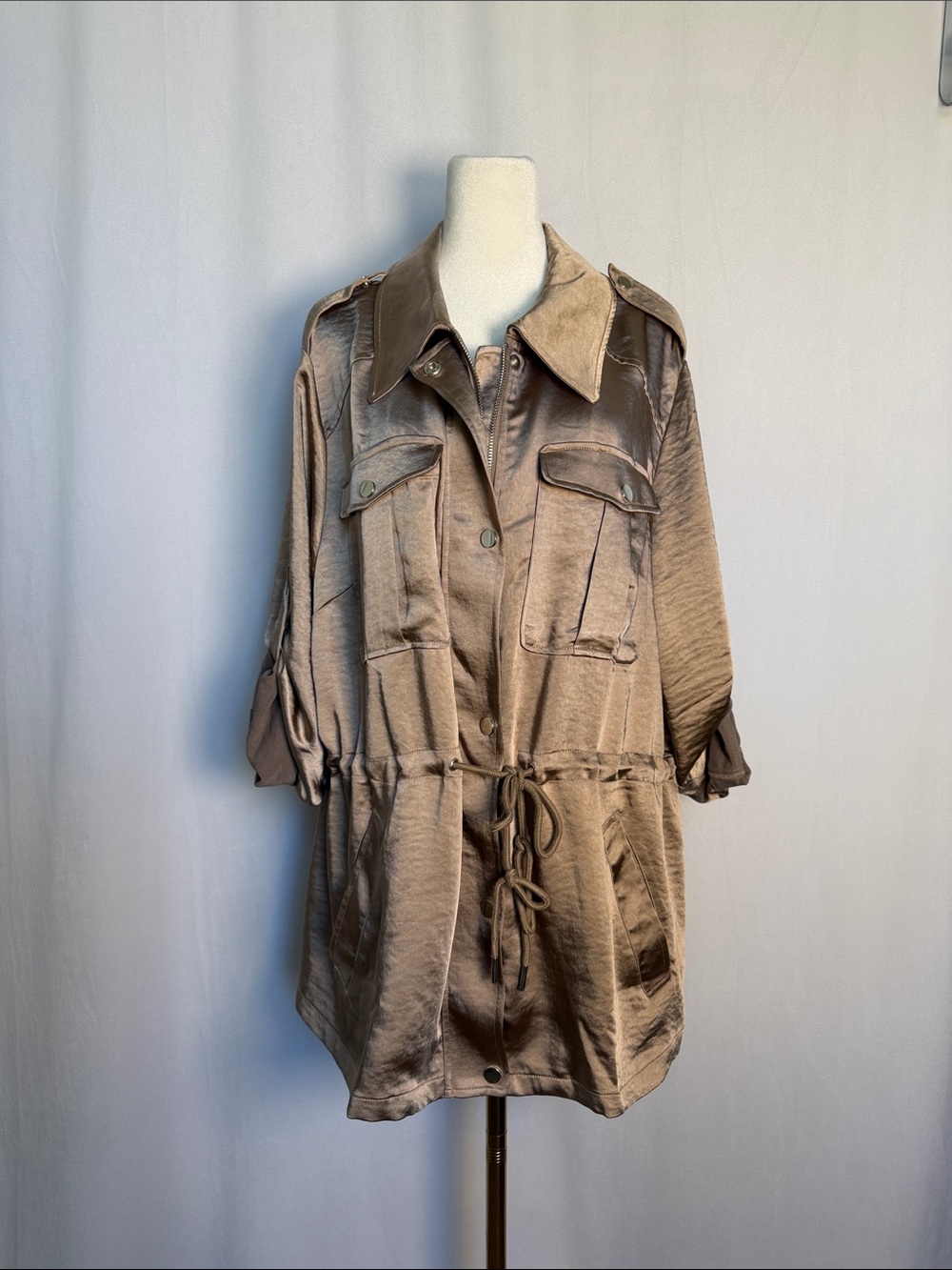 NWOT Avec Les Filles Taupe Satin Utility Jacket Snap Front Size 1X Pockets